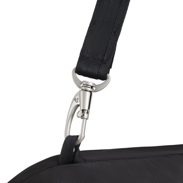 Lockdown-bevestiging van de band van de Travelon Classic sling tas in zwart