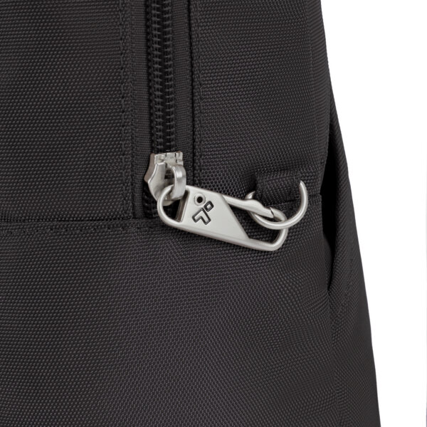 Vergrendelbare ritstrekkers van de Travelon Classic sling tas in zwart