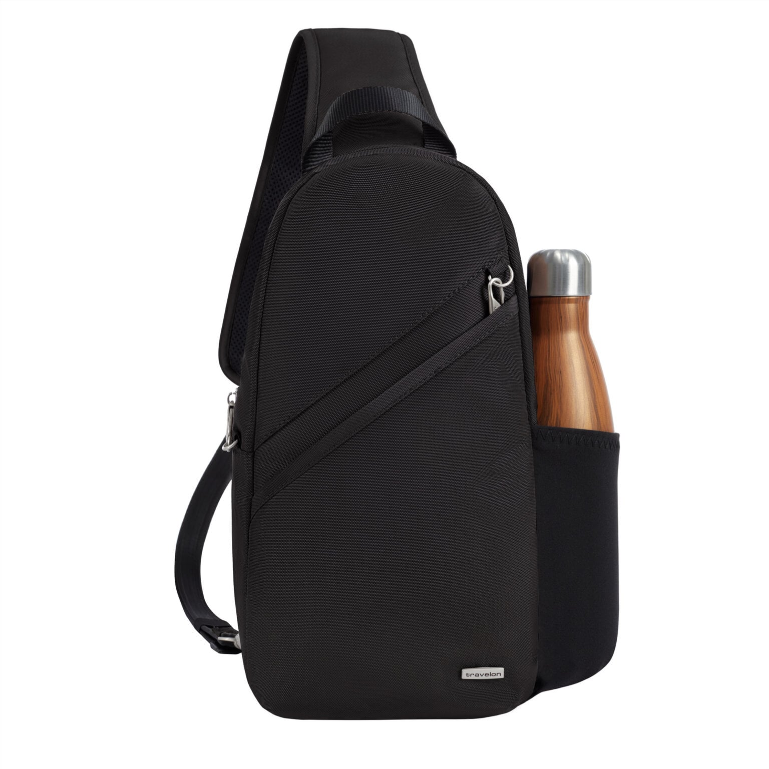 Vooraanzicht van de Travelon Classic sling tas in zwart met een drinkfles in het zijvak