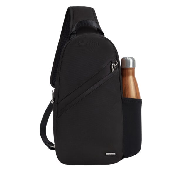 Vooraanzicht van de Travelon Classic sling tas in zwart met een drinkfles in het zijvak