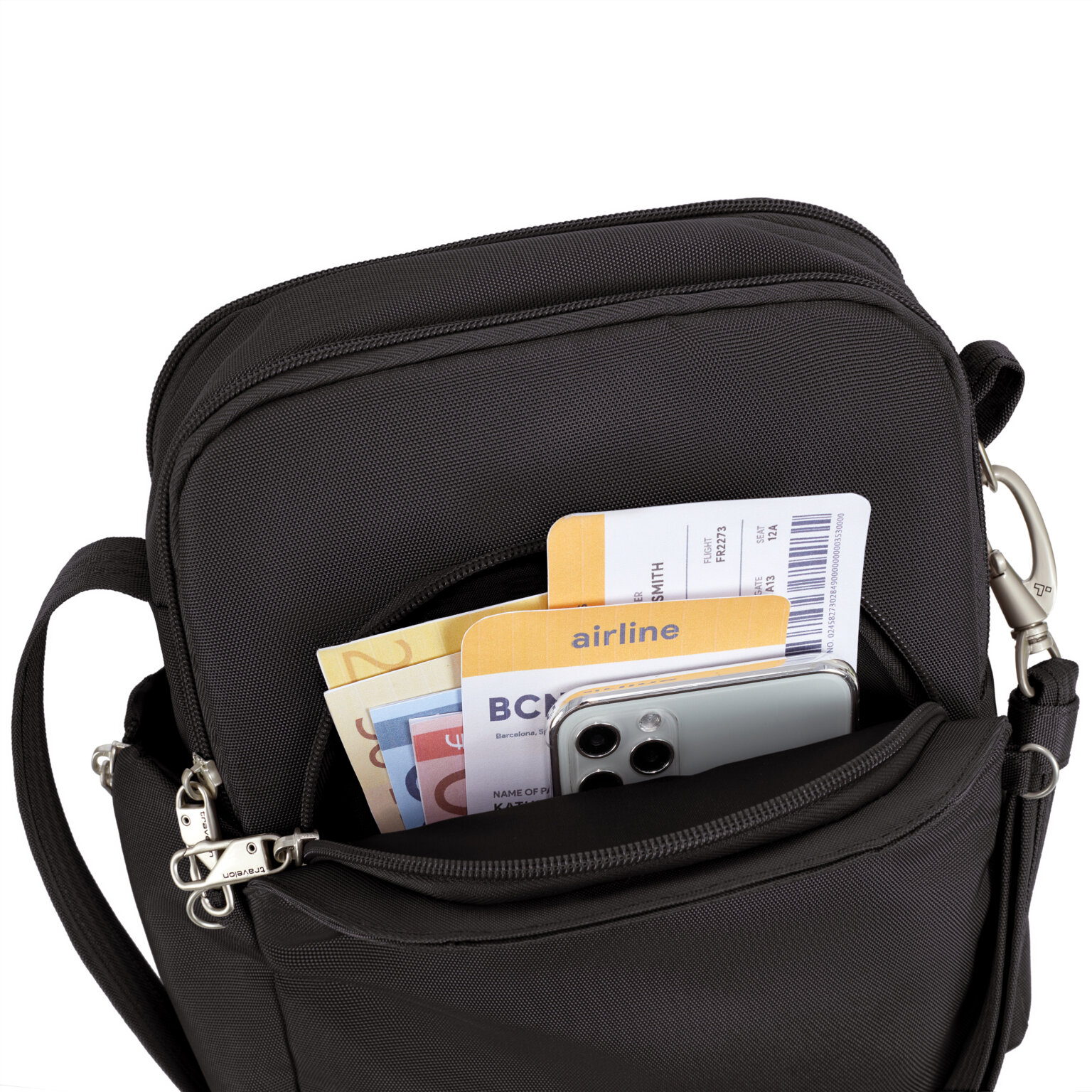 Achtervak van de Travelon Classic travel bag in zwart met instapkaarten en documenten
