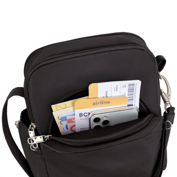 Achtervak van de Travelon Classic travel bag in zwart met instapkaarten en documenten