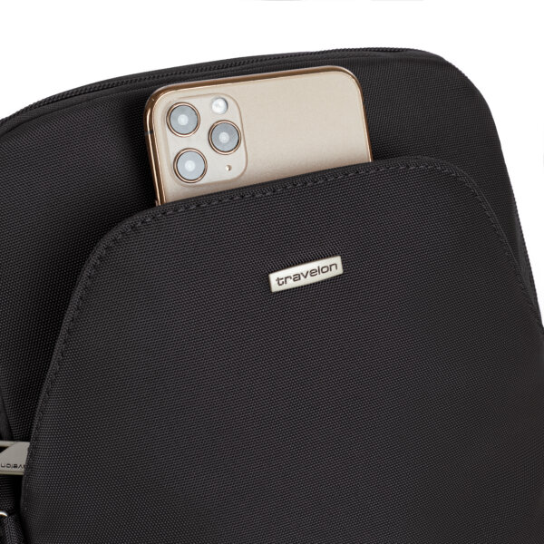 Insteekvak van de Travelon Classic travel bag in zwart met telefoon