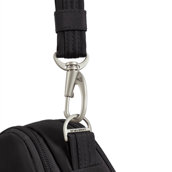 Lockdown-bevestiging van de schouderband van de Travelon Classic travel bag in zwart