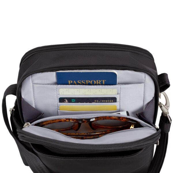 RFID-beschermd vak van de Travelon Classic travel bag in zwart met paspoort en pasjes
