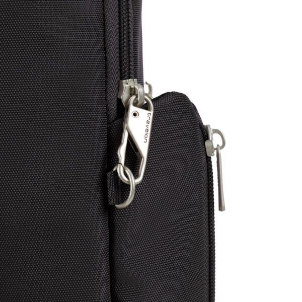 Vergrendelbare ritstrekkers van de Travelon Classic travel bag in zwart