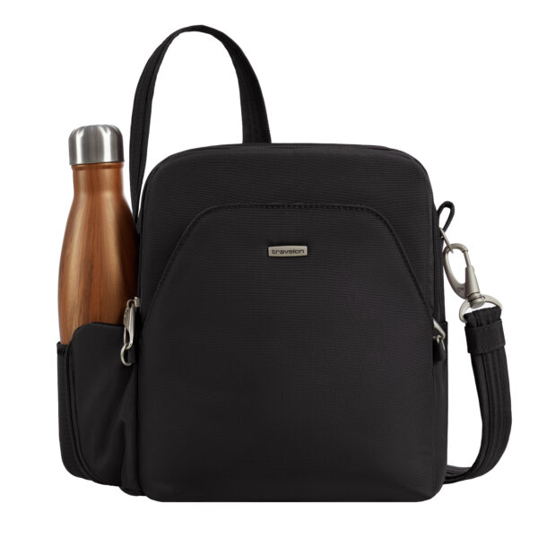 Vooraanzicht van de Travelon Classic travel bag in zwart met een drinkfles in het zijvak