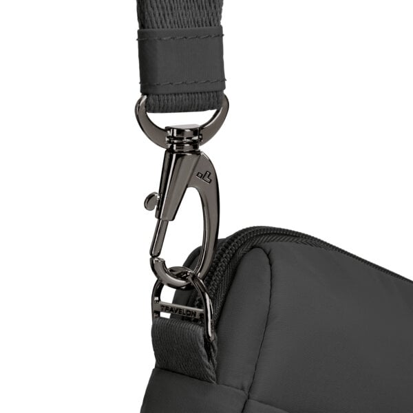 Lockdown-bevestiging van de schouderriem van de Travelon Roam brede crossbody tas in zwart