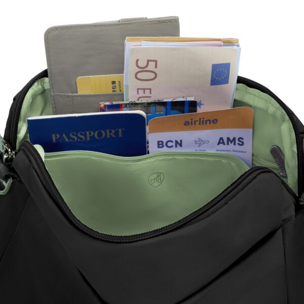 RFID-beschermd vak van de Travelon Roam brede crossbody tas in zwart met paspoort, pasjes en instapkaarten