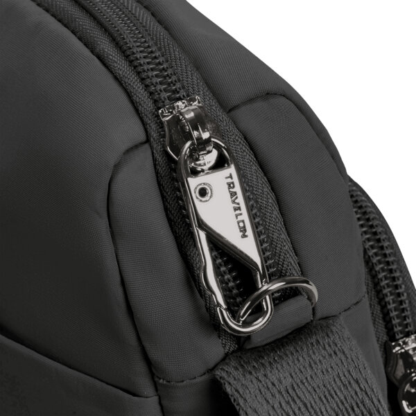 Vergrendelbare ritstrekkers van de Travelon Roam brede crossbody tas in zwart