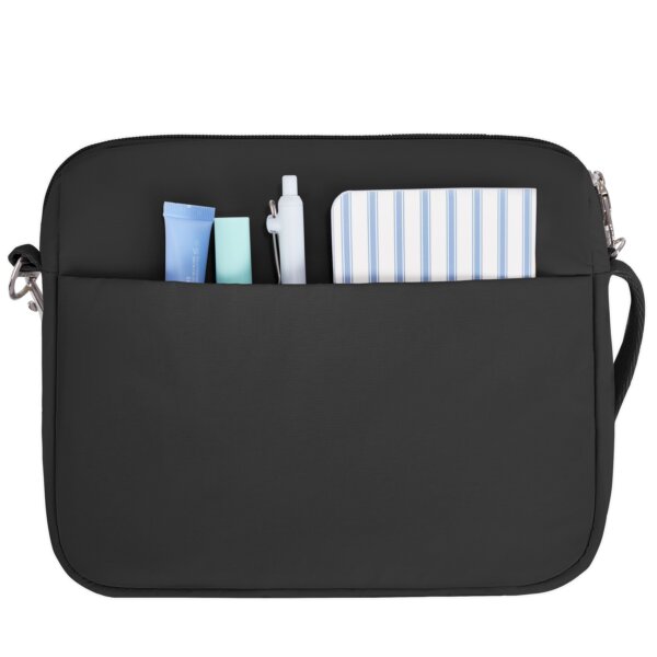 Afsluitbaar voorvak van de Travelon Roam brede crossbody tas in zwart met reisflesjes en toiletspullen