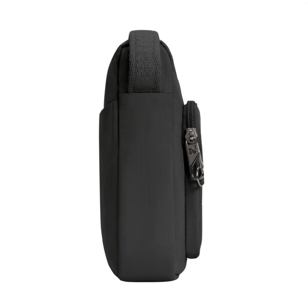 Zijkant van de Travelon Roam brede crossbody tas in zwart