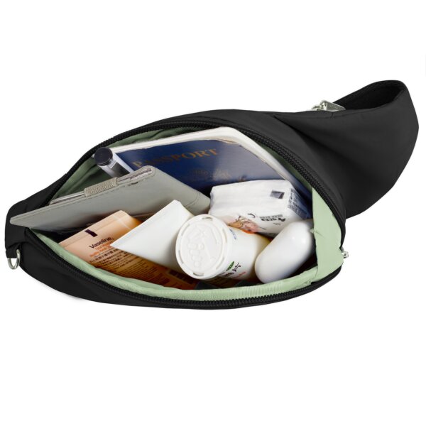 Hoofdvak van de Travelon Roam compact sling in zwart met toiletartikelen