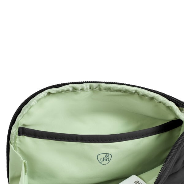 RFID-beschermd binnenvak van de Travelon Roam compact sling in zwart