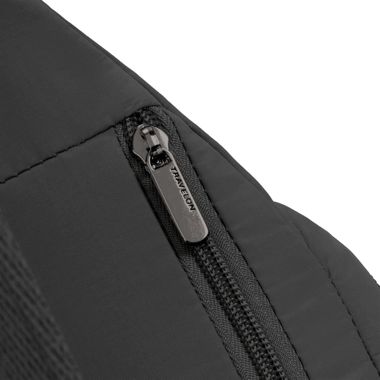 Detail van de rits op de voorkant van de Travelon Roam compact sling in zwart