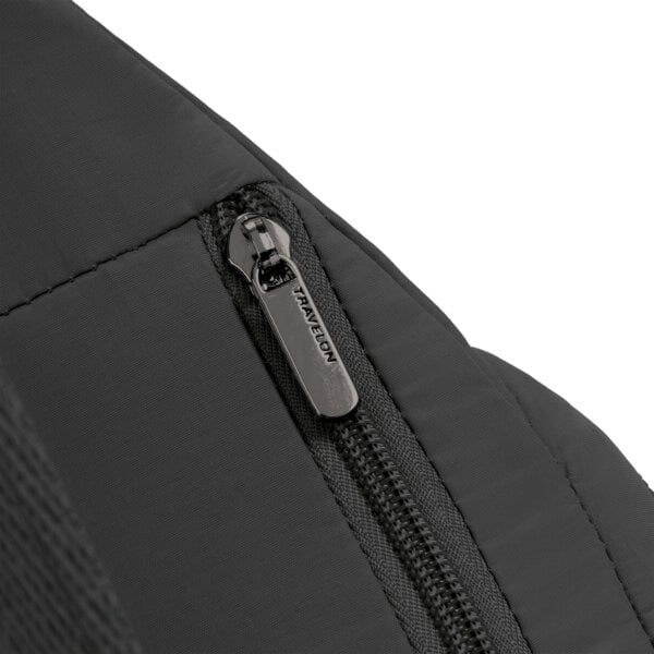 Detail van de rits op de voorkant van de Travelon Roam compact sling in zwart