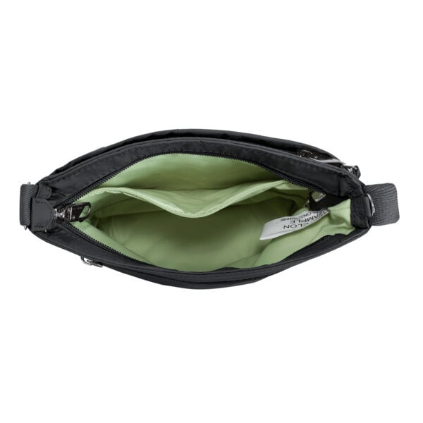 Open bovenkant van de Travelon Roam kleine crossbody tas in zwart met de lichtgroene voering