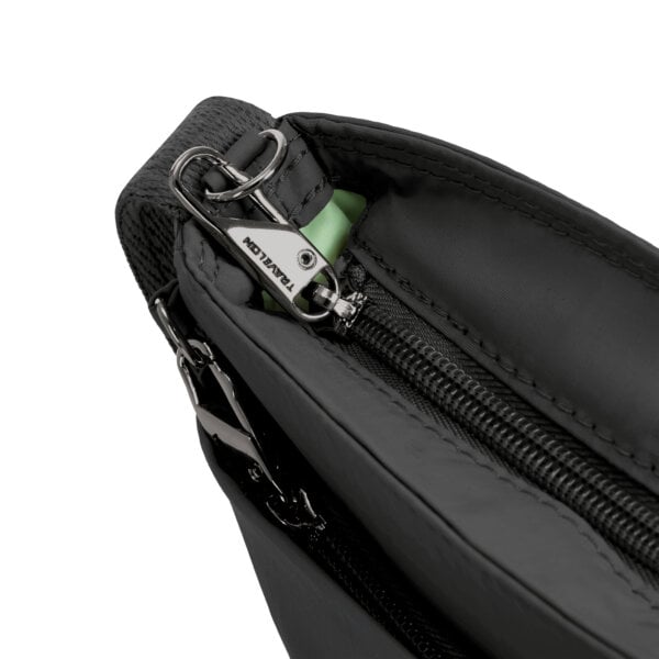 Vergrendelbare ritstrekkers van de Travelon Roam kleine crossbody tas in zwart