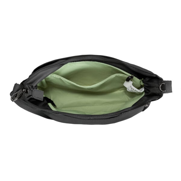 Open bovenkant van de Travelon Roam medium crossbody tas in zwart met de lichtgroene voering