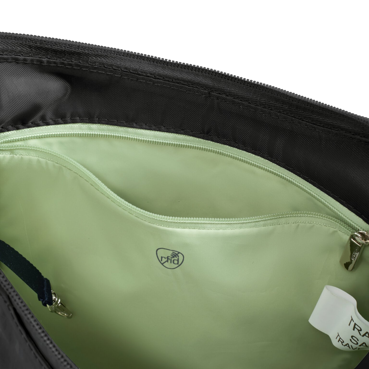 RFID-beschermd binnenvak van de Travelon Roam medium crossbody tas in zwart