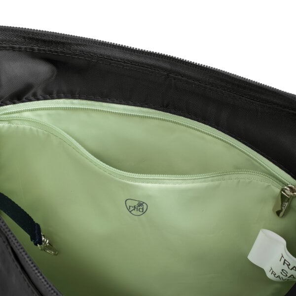 RFID-beschermd binnenvak van de Travelon Roam medium crossbody tas in zwart