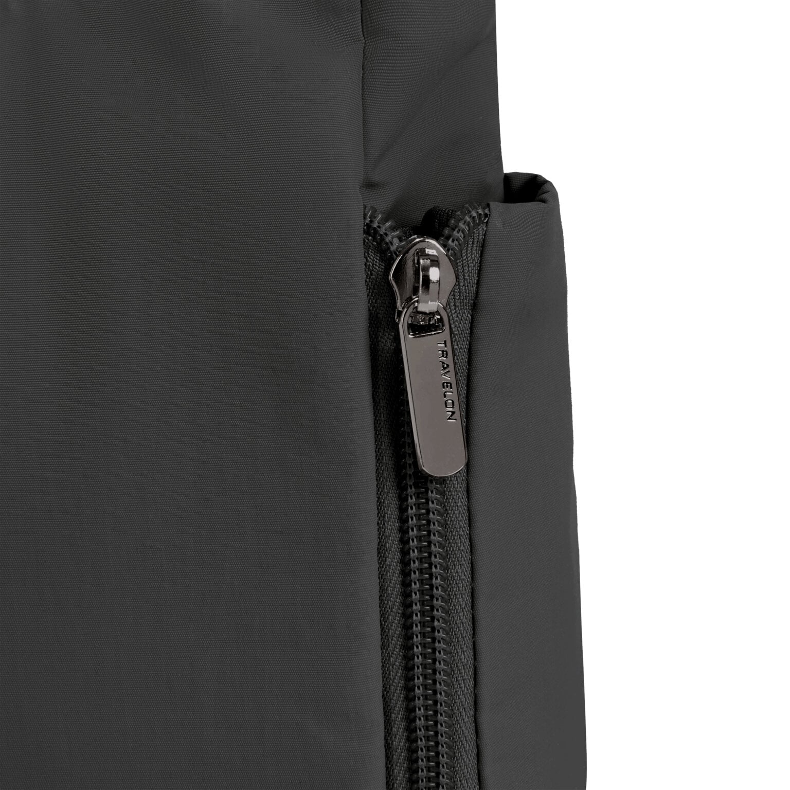 Detail van de rits op de zijkant van de Travelon Roam medium crossbody tas in zwart