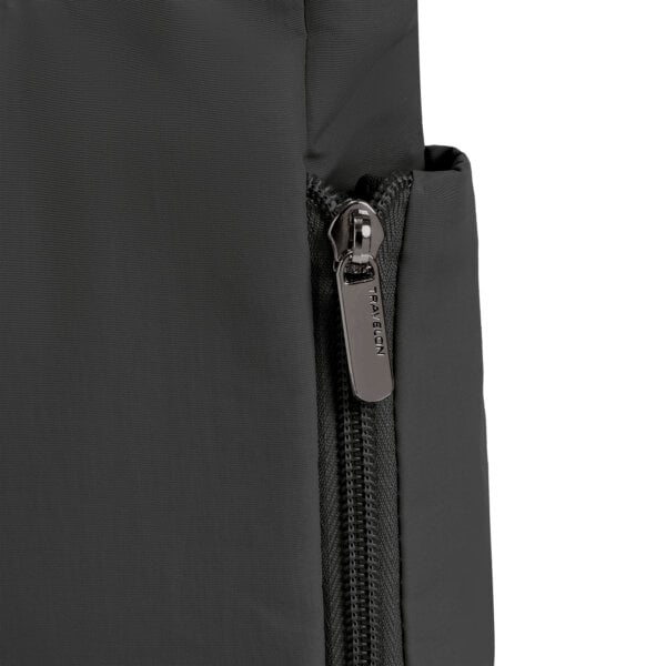 Detail van de rits op de zijkant van de Travelon Roam medium crossbody tas in zwart