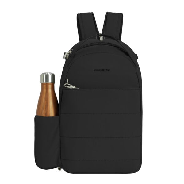 De Travelon Roam sling backpack in zwart met een drinkfles in het zijvak