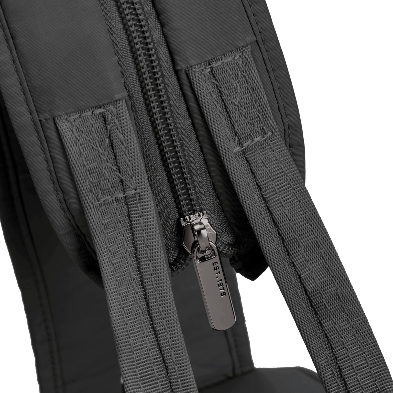 De rits waarmee je de Travelon Roam sling backpack van rugzak naar sling omzet