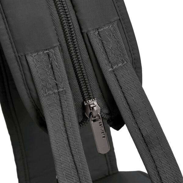 De rits waarmee je de Travelon Roam sling backpack van rugzak naar sling omzet