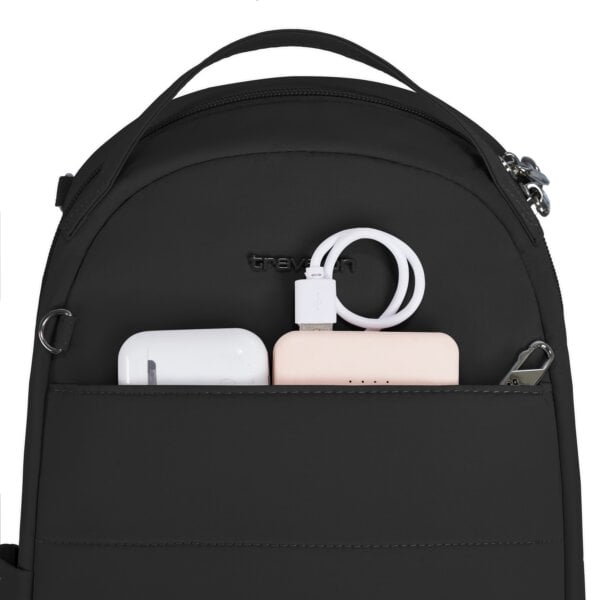 Open steekvakken van de Travelon Roam sling backpack in zwart met een oplader en powerbank