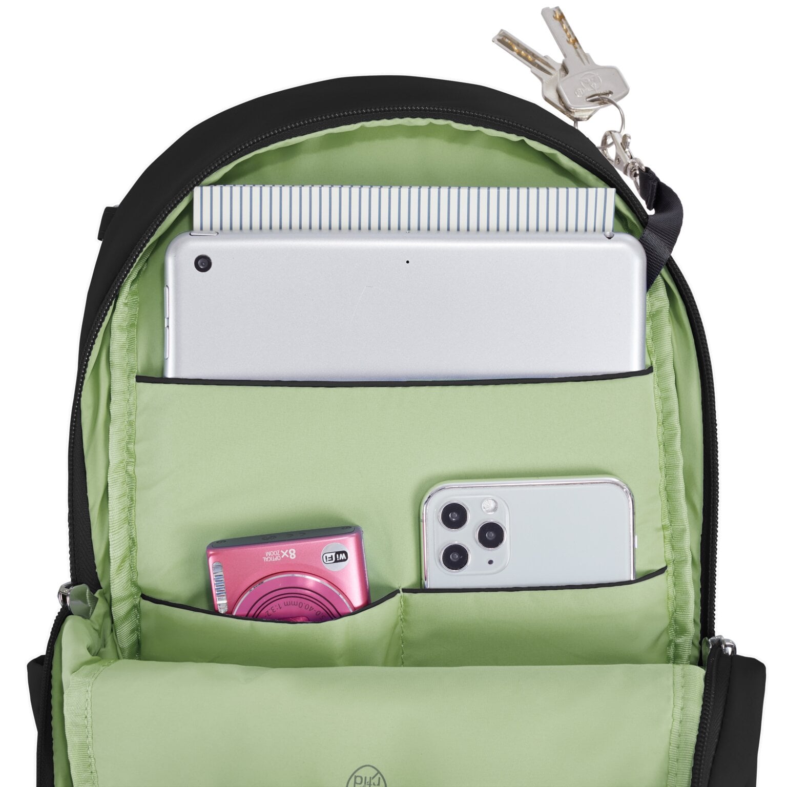Tabletvak van de Travelon Roam sling backpack in zwart met een tablet, camera en telefoon