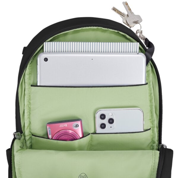 Tabletvak van de Travelon Roam sling backpack in zwart met een tablet, camera en telefoon