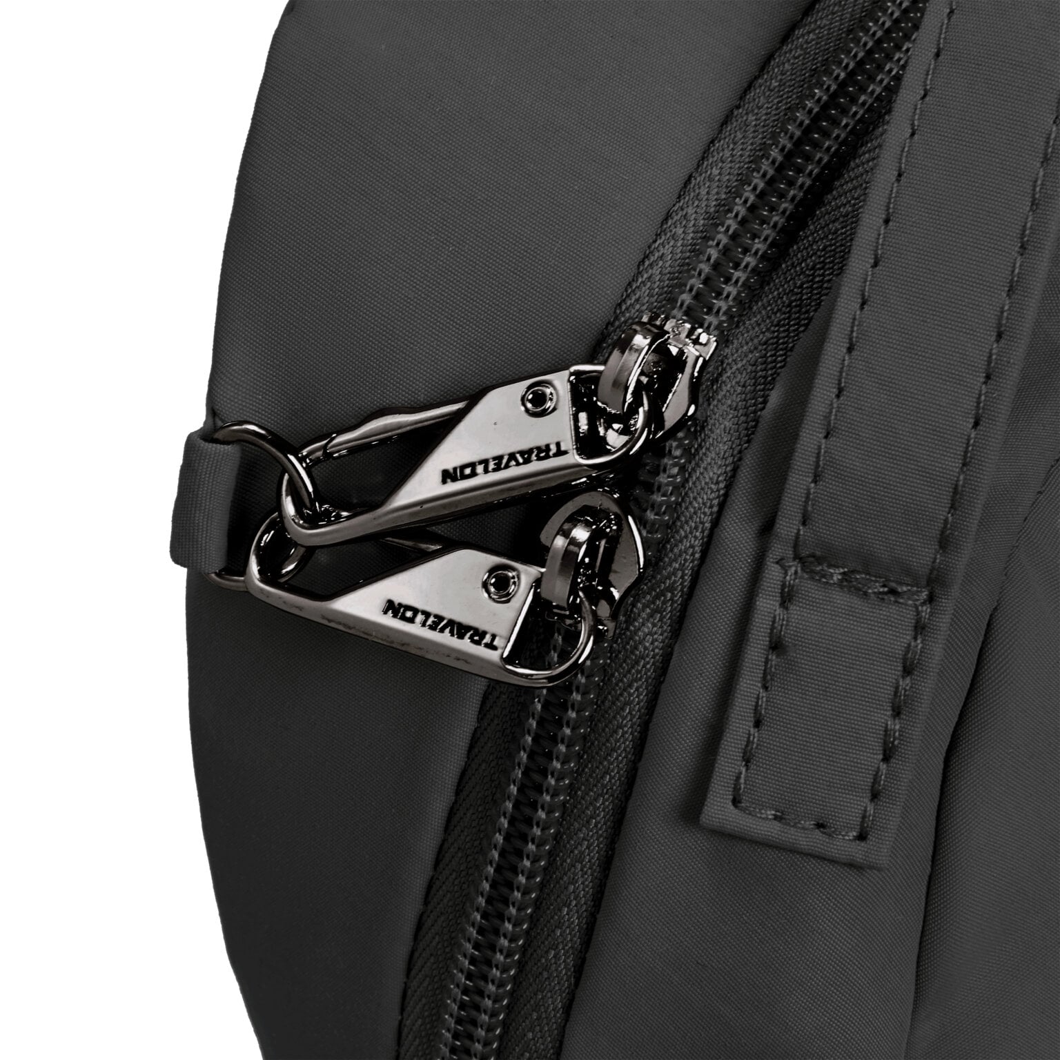 Vergrendelbare ritstrekkers van de Travelon Roam sling backpack in zwart