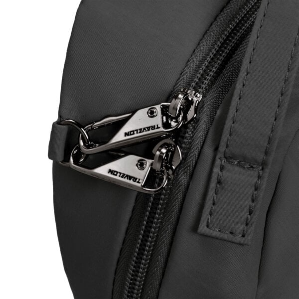 Vergrendelbare ritstrekkers van de Travelon Roam sling backpack in zwart