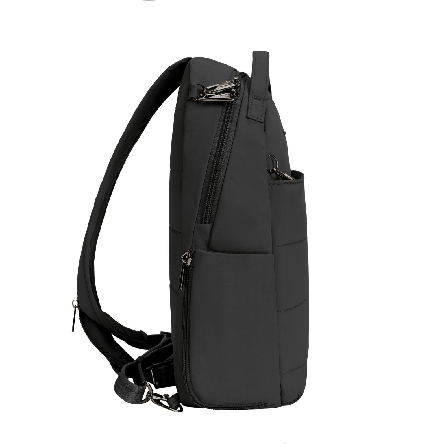 Zijkant van de Travelon Roam sling backpack in zwart met de schouderband over de borst