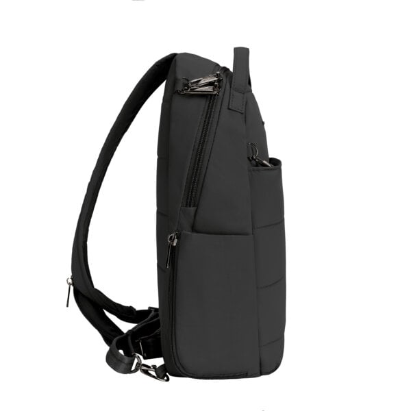 Zijkant van de Travelon Roam sling backpack in zwart met de schouderband over de borst